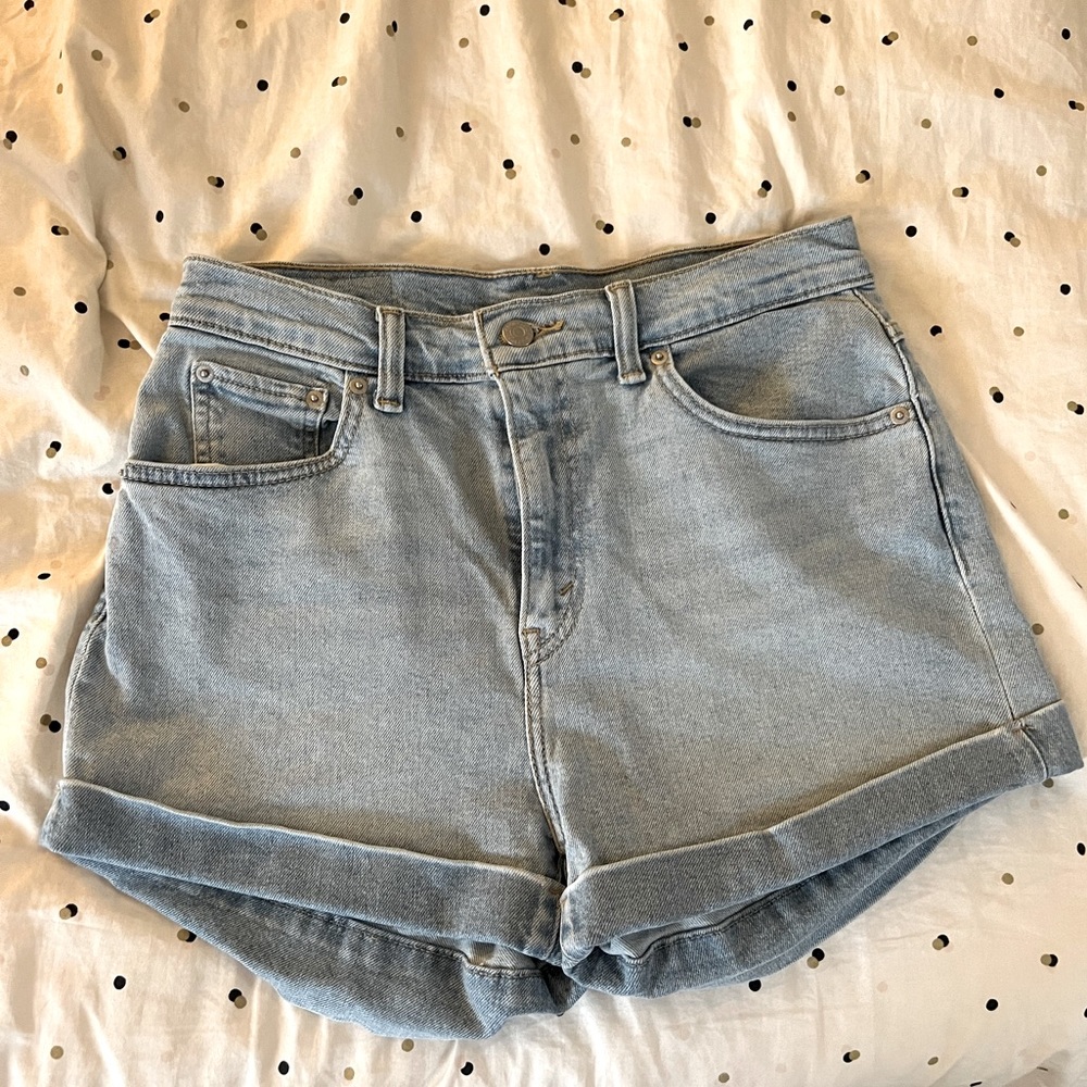 Levi’s high waisted jean shorts size 28